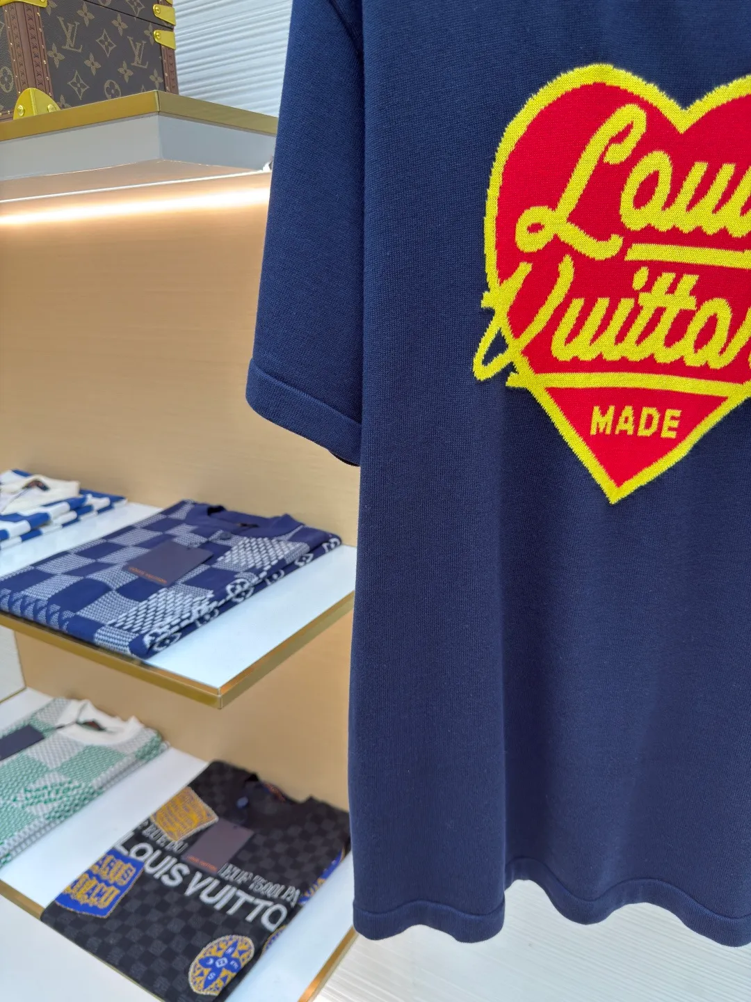 LOUIS VUITTON jacquard heart-shaped short sleeves ●Authentic product: Purchased and developed by 7350 ●Item number: 1680119-A50 ●Fabric: densely woven cotton ●Technology: Knitting ●Version: Fitted version ●Size: XS-S-M-L ●Description: Made from knitted sweater, densely woven cotton, classic version. Heart-shaped appliqués and logos from the collaboration, and the heart-shaped inner layer is finished in jacquard knitting. Referring to the original needle and thread, 12,639 pinholes were counted manually, which took 760 minutes. It is a perfect 1:1 reproduction. The pattern of the weaving piece is made by hanging wool on multiple yarn feeders. It is purely manual thread picking, knotting, and inspection. The loom takes a long time and has a high scrap rate. The overall wiring is straight and delicate. The fabric is comfortable and soft. The color is consistent and has no color difference. It can be matched with the same style to create a fashionable look and control various occasions. Customized accessories, complete three standards, the same style for men and women!
